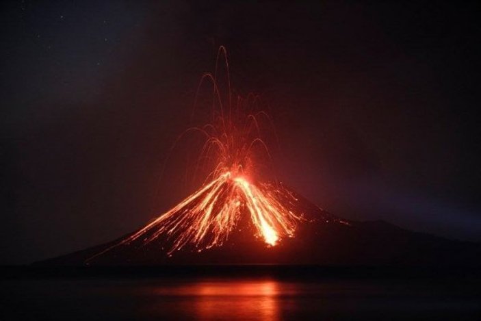 Endonezya'da yanardağ faaliyete geçti