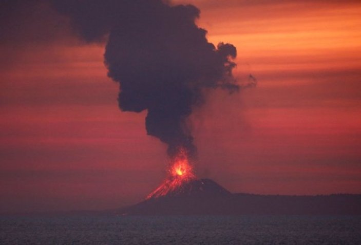 Endonezya'da yanardağ faaliyete geçti