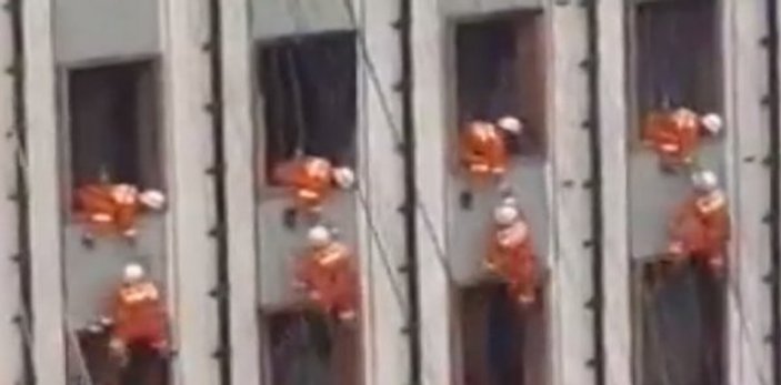 Çinli itfaiyecilerden 10 katlı binaya tırmanma gösterisi