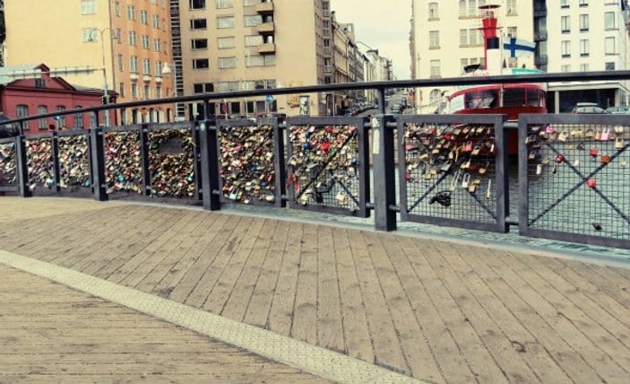 Aşk ritüeli: Köprüye asılan kilitler