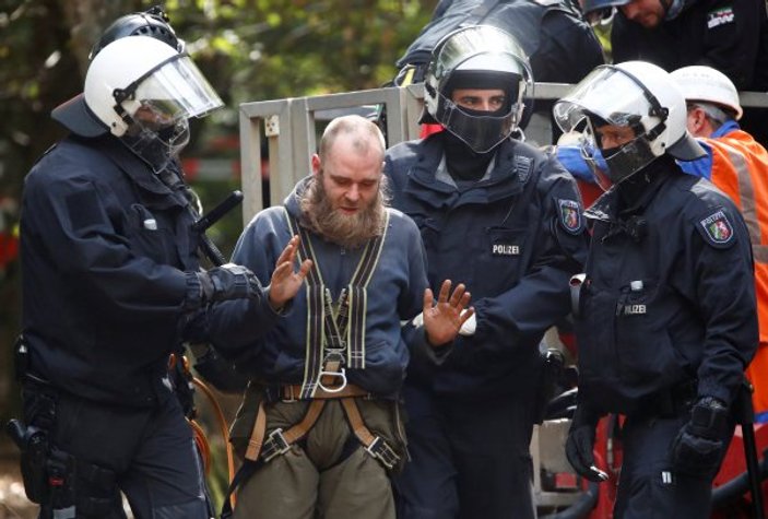 Alman basını Hambach'ta polisi tutuyor