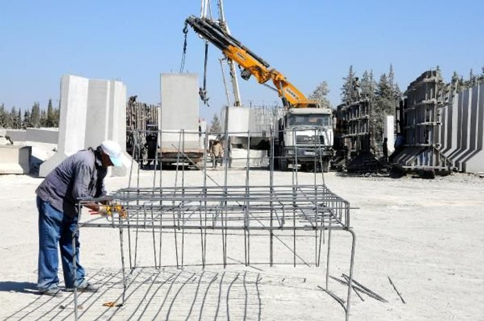 İdlib'e 1 haftada 250 beton blok gönderildi