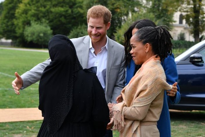 Prens Harry'nin Müslüman kadınla selamlaşması gündem oldu