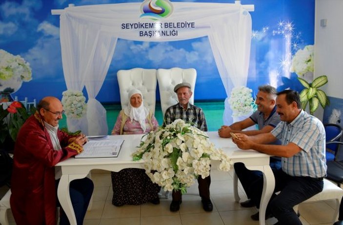 40 yıllık dini nikahlı eşiyle nikah masasına oturdu