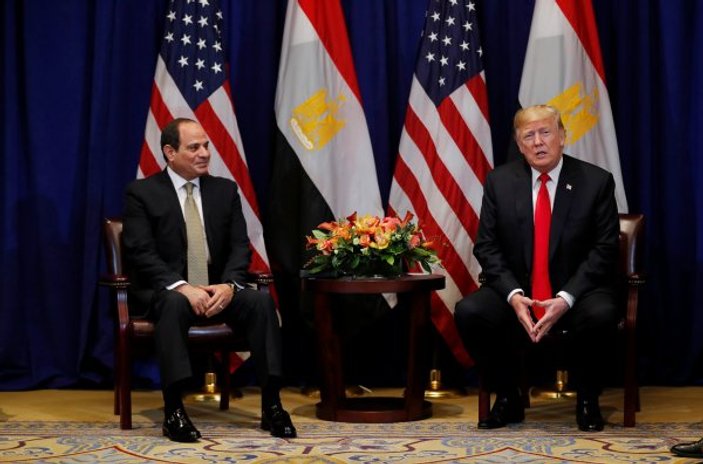 Sisi, Donald Trump karşısında el pençe divan