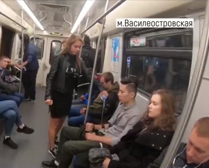 Rusya'da yayılarak oturan erkeklere ceza