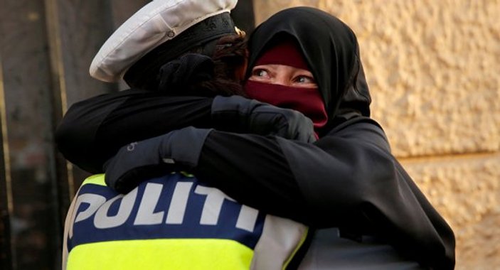 Danimarka'da peçeli kadına sarılan polise soruşturma