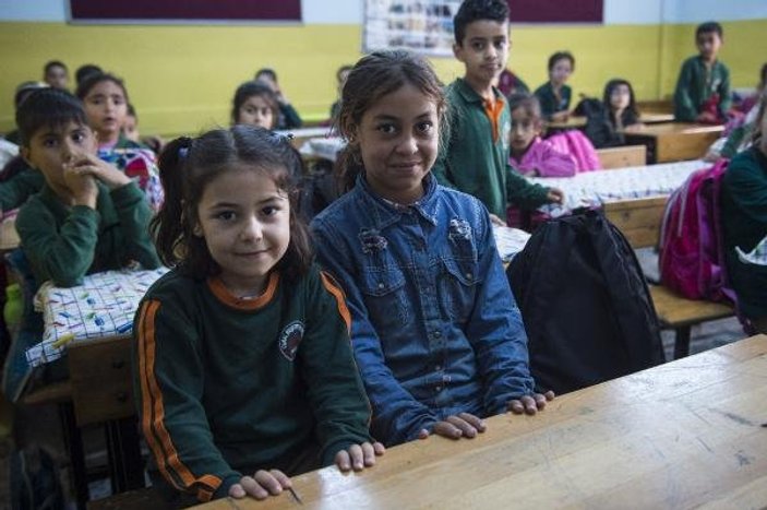 Suriyeli küçük Halime okul sıralarında