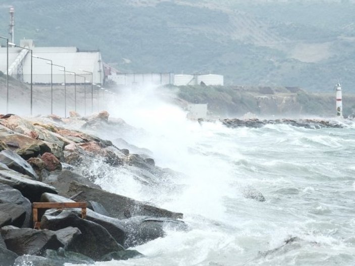 Balıkesir'de fırtına deniz ulaşımını aksattı