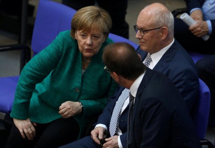 Almanya'da Merkel'in otoritesi sarsıldı