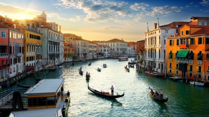 Venedik'te akşam 7'den sonra içki şişesi taşımaya ceza