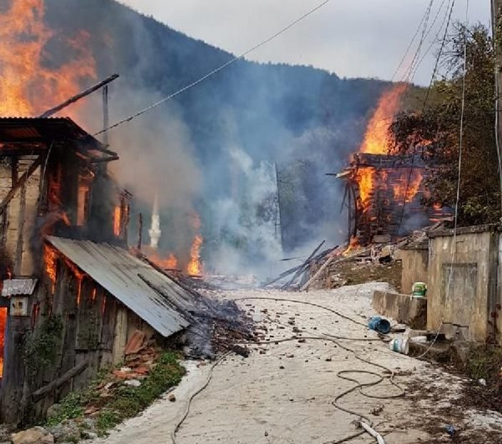 Kastamonu'da yangın: 8 ev, 1 ahır yandı
