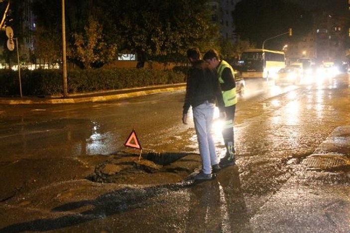 Kadıköy'de yol çöktü
