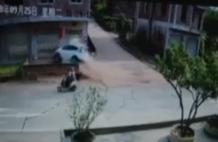 Çin'de rampayı aşan otomobil binaya girdi