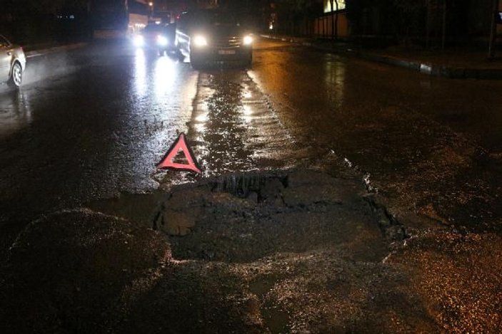 Kadıköy'de yol çöktü