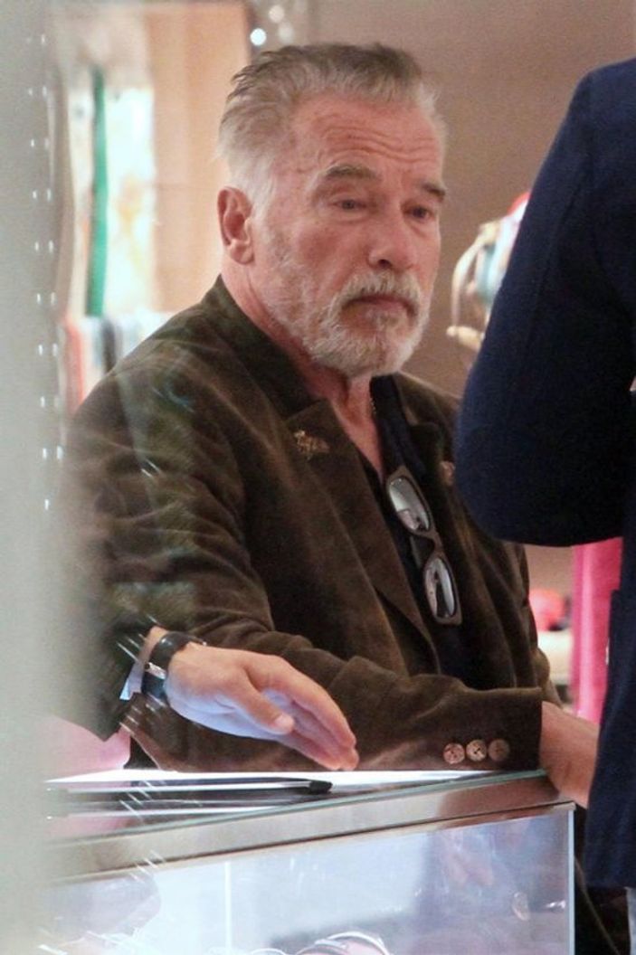 Schwarzenegger sevgilisiyle alışverişte