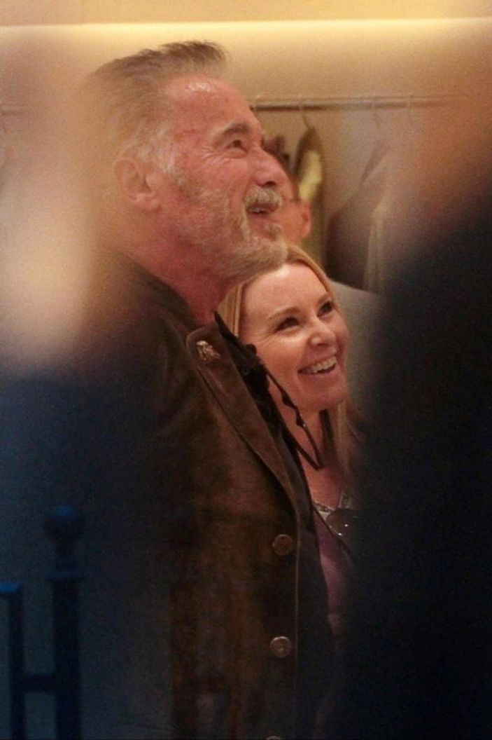 Schwarzenegger sevgilisiyle alışverişte