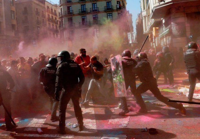 Katalonya'nın özgürlük referandumunun yıl dönümünde dayak