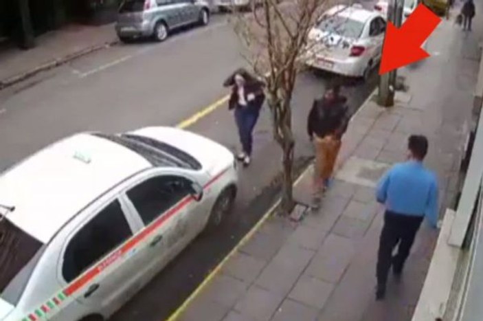 Sokak ortasında kadına bastonla saldırdı