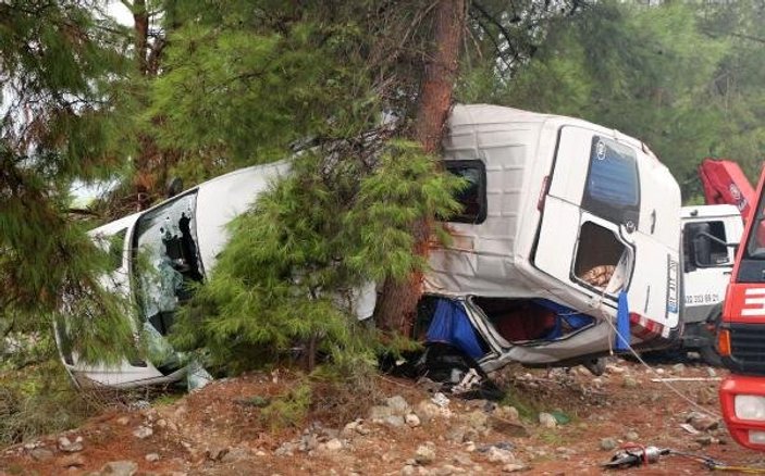 Kemer'de tur minibüsü devrildi: 3 ölü