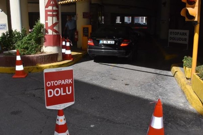 İzmir'de fırtına uyarısı kapalı otoparkları doldurdu