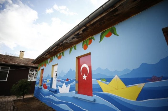 Köy okulunun duvarına sanatsal dokunuş