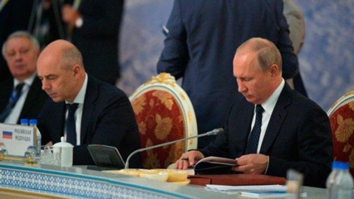 Putin liderler zirvesinde kitap okudu