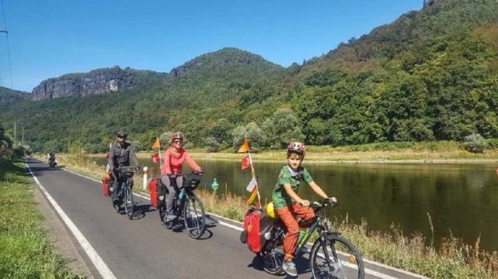 Bisikletleriyle 26 ülke gezen aile
