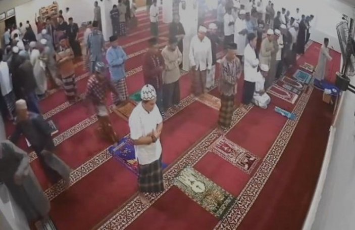 Endonezya depremine camide yakalandılar