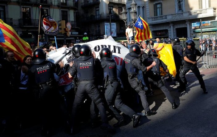Katalonya'da göstericiler yolları kapadı