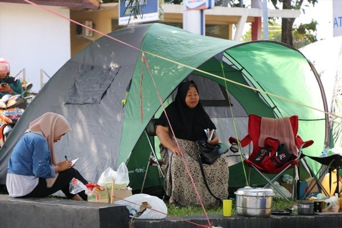 Endonezya'da depremzedeler ihtiyaçlarını karşılayamıyor