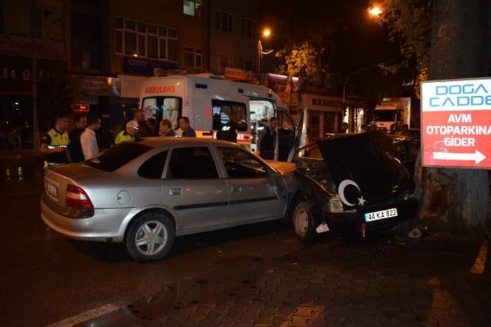 Malatya'da trafik kazası: 2 araç da hurdaya çıktı