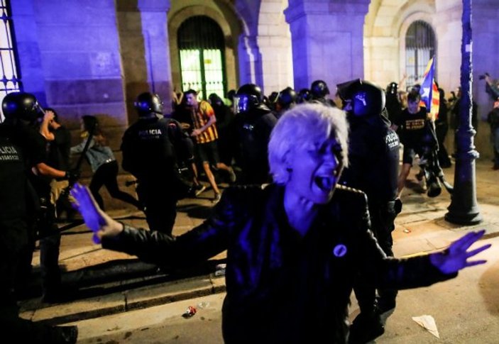 Barselona'da ayrılıkçılar polisle çatıştı