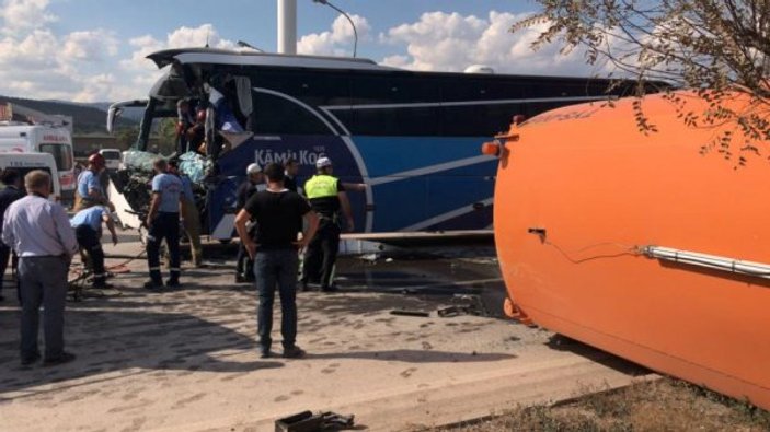 Balıkesir'de yolcu otobüsü temizlik aracına çarptı