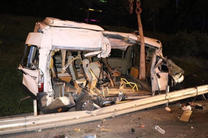 TEM'de trafik kazası: Servisten sağ çıkıp kaçtı