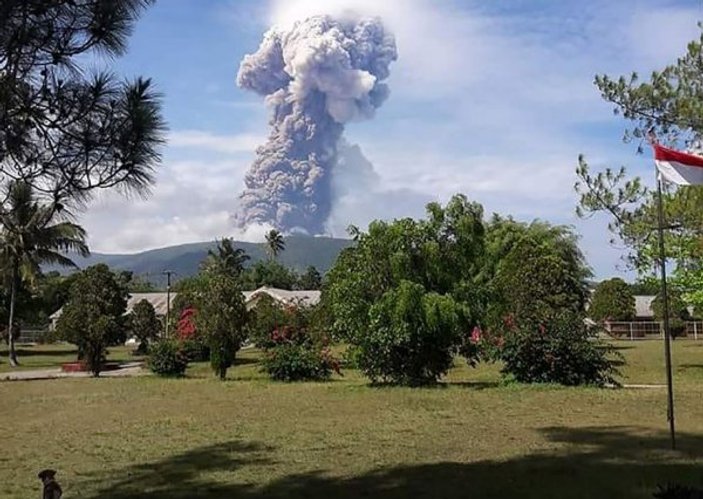 Endonezya'yı bu sefer de yanardağ vurdu