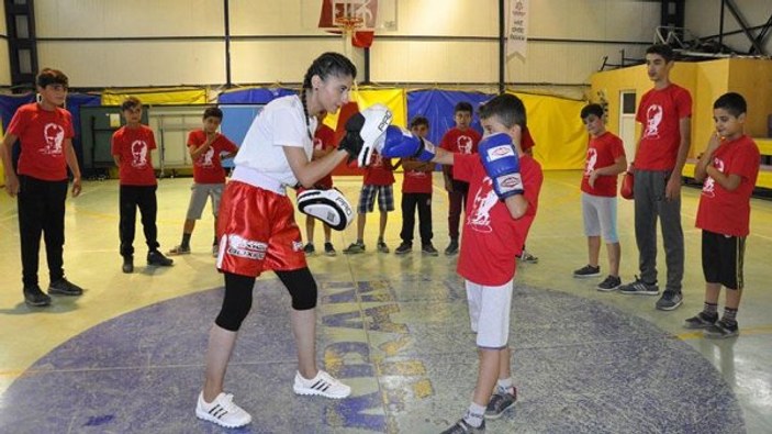 Dicle komiser Hakkari'de çocuklara spor sevgisi aşılıyor