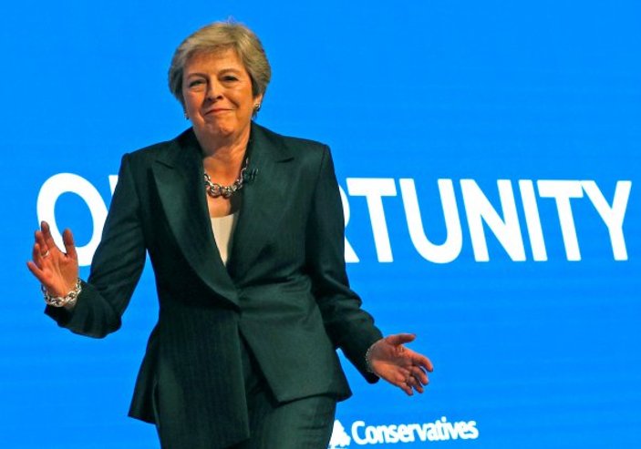 Theresa May dans etmekten vazgeçmiyor