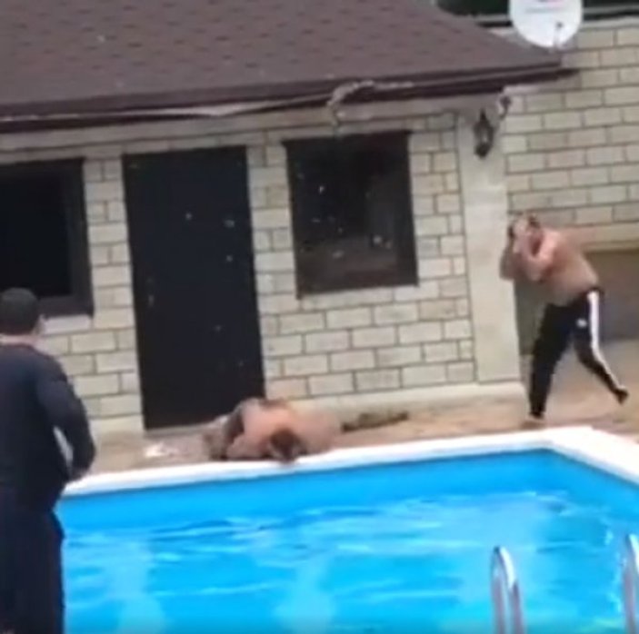Havuza çatıdan atlamak isteyen adam yere çakıldı