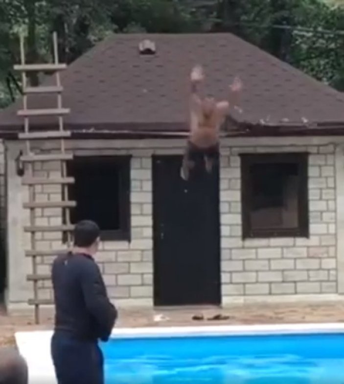 Havuza çatıdan atlamak isteyen adam yere çakıldı