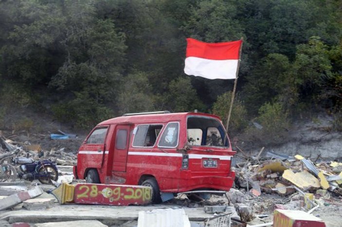 Endonezyalı 7 bin 400 afetzedeye acil yardım