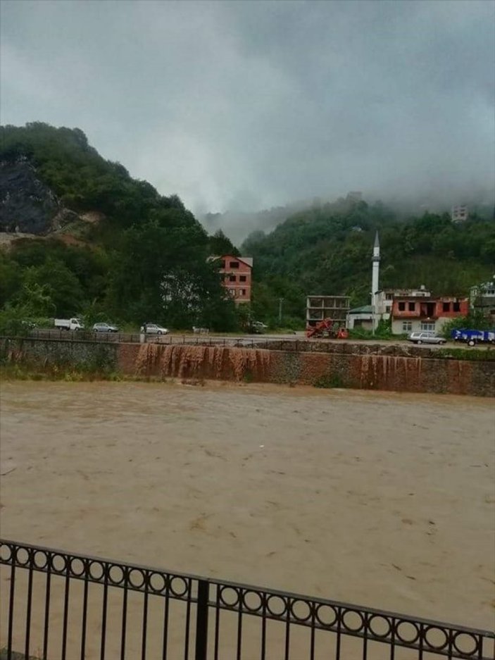 Trabzon'da şiddetli sağanak taşkın ve heyelana yol açtı