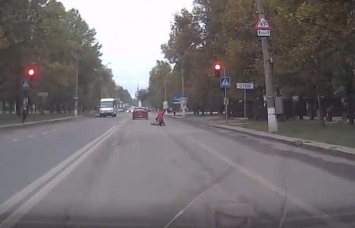 Kırmızı ışıkta durmayan arabaya tekme attı