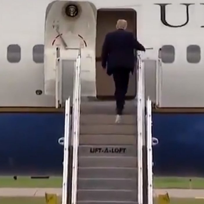 Trump karizmayı çizdirdi: Tuvalet kağıdı ile uçağa bindi