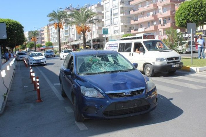 Antalya’da otomobil yayaların arasına daldı