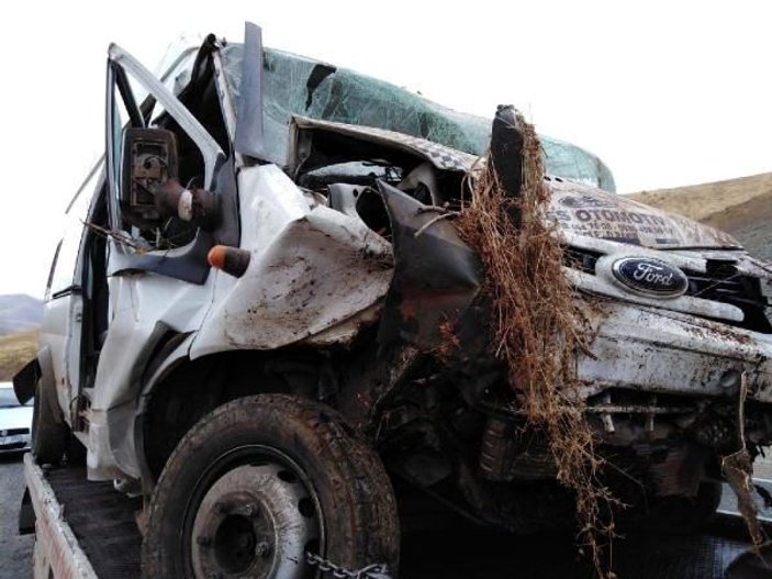 Elazığ'da kaçak göçmenleri taşıyan minibüs devrildi: 26 yaralı