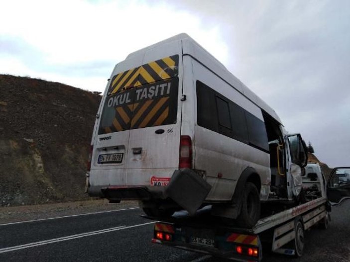 Elazığ'da kaçak göçmenleri taşıyan minibüs devrildi: 26 yaralı