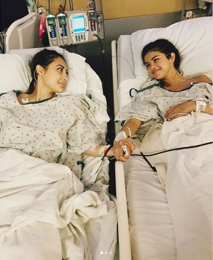 Selena Gomez hastaneye kaldırıldı