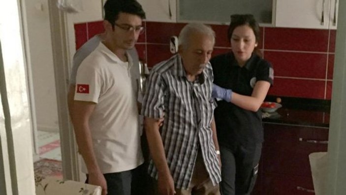 Adana'da yaşlı adam eşi eve dönsün diye kendini bıçakladı