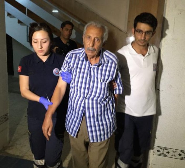 Adana'da yaşlı adam eşi eve dönsün diye kendini bıçakladı